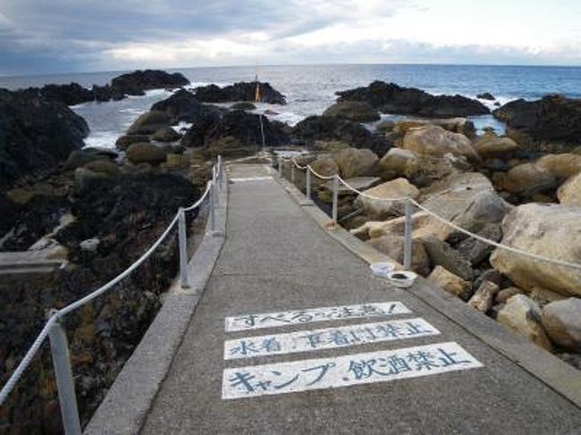 屋久島といえば・・・いろいろありすぎて、書ききれませんが、島1周すると同じ島・同じ日なのにずいぶん天気や雰囲気が違うことが分かります。<br />とりあえず、今回は南端の平内海中温泉目ざして時計周りに1周してみました。<br /><br />【海中温泉】満潮時は、完全に海の底で、干潮になったら湯壺が現れます。源泉100%かけ流し。海の鼓動に合わせて入ります。<br />海が荒れているときも入れません。<br /><br />学生時代に旅して以来の22年ぶり2回目の訪問。<br />あのときは、宮之浦岳目ざしてまず雲水峡から入山したら、足をくじいた登山者から下まで降りてタクシーを呼んでくるように頼まれて一度下山。それから再度、安房から林道を歩いて、荒川経由で高塚小屋まで登ったら台風が来て、再度断念。雲水峡経由で下山したら、鹿児島からフェリーは当然きておらず、お金もないので宮之浦の港にテントを張っていたら、消防団の方に、「こんなところに居たら波にさらわれるぞ!」とやたら明るいオジサンに怒られて、結局その方の家に世話になりました。<br /><br />で結局台風が過ぎるまで、確か2日くらい焼酎を飲み続けたような気がします。本当にお世話になりました。命の恩人です。<br /><br />そこで今回は「神戸プリン」を買ってお礼をしようと、訪ねていったところもう家はなし。<br /><br />ところがちゃんと神様は見ていてくれているもので、入ったラーメン屋で聞いたら、「もう引っ越しけれどすぐ連絡をとってあげる」と携帯電話でつないでくれました。<br /><br />22年ぶりの再会でしたが、ちゃーんと覚えていてくれて、さらに昔と変わらぬ豪快な飲みっぷり!!!屋久島の22年ぶりの夜は更けていくのでありました・・・<br /><br /><br />