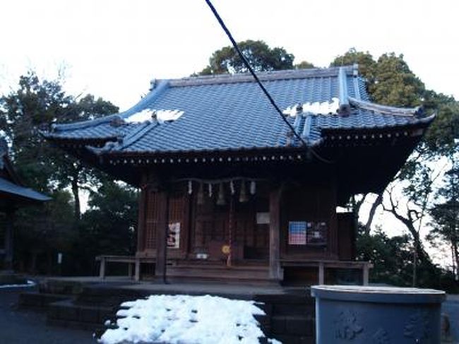 　横浜市都筑区南山田町に鎮座する山田神社には竜や鳳凰などの精巧な彫刻が施されている本殿があり市の有形文化財に指定されているが、見難しい。覆殿の中にあるからだ。祭神は大日霎貴尊、建御名方神、天之御中主神、應神天皇、日本武尊、倉稲魂命、菅丞相霊、伊弉冊尊、大己貴尊である。貞観2年（860年）、天台宗延暦寺慈覚大師の弟子である安然和尚が諏訪神社を祀ったのが始まりであり、文政2年(1445年)、諏訪山大普門院観音教寺第八十五世正応僧正が武蔵國秩父郡大宮町の妙見社の御分霊を奉遷鎮祭した。明治43年（1910年）に、神明神社、諏訪神社、八幡神社二社、熱田神社、稲荷神社7社、菅神社、熊野神社、子聖神社を妙見社へ合祀すると同時に山田神社と改称した。そのために、祭神の柱数が多い。<br />　本殿は2m四方ぐらいの小さな社殿で、参拝者は3間四方の覆殿を本殿と思って見過ごしていく。明治末に多くの神社を合祀したときに、境内社や摂社としてではなく、本殿に祀ったのは妙見社であれ、諏訪神社であれ、八幡神社であれ、9柱16社の社殿がいずれも小さかったからだろう。今ある本殿はおそらく妙見社の社殿であろうか。横浜市域で覆殿がある神社では、ここ山田神社と春日神社（栄区小菅ヶ谷3）は古くから覆殿を被り、師岡熊野神社は平成になってから覆殿を被せ、富岡八幡宮は平成になってから覆殿を復興させた。また、鎌倉市域では諏訪神社（玉縄）と駒形神社（寺分）と北野神社（山崎）が古くから覆殿を被っている。<br />　また、神社の祭礼ではないが、7月の「虫送り」行事（市指定民俗芸能）は、この境内から出発点する。<br />　市営地下鉄グリーンライン東山田駅で地上に出るとケータイの電波塔が見える長く続く小高い丘（山）がそれである。山頂にある社殿まで、ほぼ一直線におよそ250ｍの参道が続く。その間に4つの鳥居が建っている。社殿横の電波塔あたりから裏参道があり、こちらが近道である。<br />（表紙写真は山田神社拝殿）<br />