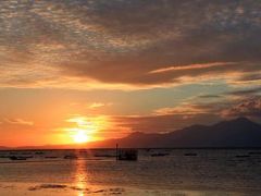 御輿来海岸越しに雲仙普賢岳に沈む夕日を眺める　（日本の渚百選）　/熊本県宇土市