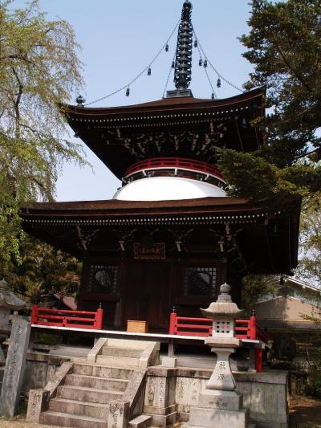 　奈良県吉野郡吉野町にある東南院は金峯山修験本宗別格本山のお寺で大峰山東南院という。開山は役行者と伝承される役行者霊蹟札所でもある。また、大峯・山上ヶ岳にある大峯山寺の護持院として，東南院、竹林院、喜蔵院、桜本坊、龍泉寺がある。行者の宿・宿坊を標榜している。<br />　本堂、多宝塔、庫裡、客殿からなる。本堂には本尊の役行者神変大菩薩、不動明王、金剛蔵王大権現を祀る。多宝塔は、明治初年まで紀州野上の八幡宮境内にあったものを、昭和12年（1937年）に移築したものである。正面には鰐口（永禄7年（1564年）銘）が掛かり、塔内には鎌倉期の作と伝えられる大日如来・毘沙門天・不動明王などが祀られている。<br />　境内には枝垂れ桜があるのだが、もう散り終わっていた。<br />（表紙写真は東南院多宝塔）