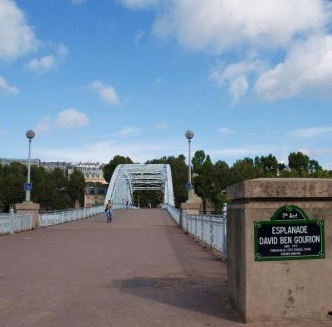 ドゥビリ橋は、ロワイヤル橋同様に両岸の美術館を結ぶ橋。<br /> <br />右岸にはパリ市立近代美術館、左岸には２００６年にオープンした<br />ケ・ブランリー美術館がある。<br /><br />この橋の建設もアレクサンドル三世橋、アンバリッド橋、アルマ橋同様に<br />万国博開催に合わせて建設されることになった。<br /> <br />万国博の会場はエッフェル塔が立っている、シャン・ド・マルス。<br /> <br />そこに近いアルマ橋、イエナ橋だけでは人の流れをうまくさばくことが<br />出来ないのは明らかだった。<br /> <br />ところがドゥビリ橋が完成するのは、万国博がやがて終わろうとする<br />１９００年の後半だった。<br /> <br />橋は三径間の鋼鉄アーチ橋で、幅８ｍ、長さ１２５ｍの歩道橋。<br /><br /><br />同じ鉄製のエッフェル塔を背後において眺めると対比が面白い。<br />　<br />１９６６年に歴史的建造物に指定された。<br /> <br />