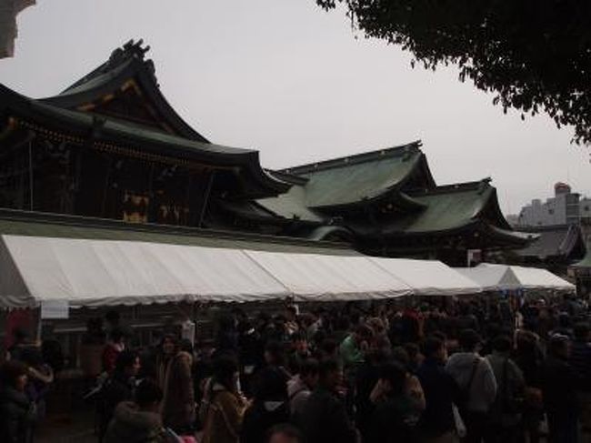 大阪の天神祭で有名な大阪天満宮では、ただいま‘てんま天神梅まつり’が開催中です。<br /><br />梅の花は、そんなに多くは見ることはできないのですが、いろいろな梅酒を買うことのできる梅酒市や、梅酒を飲むことのできる梅酒大会も行われており大阪天満宮境内の人出もかなり多かったです。<br /><br />また近くの天神橋商店街では、今年で４回目となる福井県ＰＲイベント‘ドーンと越前・若狭’も行われており、今年は大河ドラマの主人公‘江たち三姉妹’ゆかりの地としての催しものがでていました。<br /><br />天神さん界隈での半日弱、結構楽しませていただきました。<br /><br />【写真は、てんま天神梅まつりの行われている、大阪天満宮の境内です。】