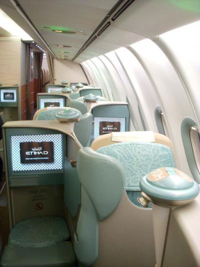 2010年東京へ就航したエティハッド航空。アラブ首長国連邦（ＵＡＥ）の国営航空会社で、アブダビを拠点とする近年急成長中の航空会社だ。同じくＵＡＥのドバイを拠点とするエミレーツ航空は、日本での知名度が高まってきているが、アブダビ拠点のエティハド航空はまだまだこれから。<br /><br />近年、カタール航空など中東地域のエアラインが日本路線の拡張をはかっており、今後日本から中東を経由して欧州やアフリカへ行く場合の、ルートとして利用の拡大が期待できそうだ。<br /><br />エティハド航空はファーストやビジネスクラスのシートやサービスがとても充実していることで評判があるが、<br />エコノミークラス利用でも、アブダビ空港～ドバイ間のシャトルバスを無料で利用できるなど、利便性が高い。<br /><br />今回の旅行の行程は、中東の“ファイブスター”エティハッド航空を利用して、成田～アブダビ間を往復。それに加えて、中東地域で急成長中の格安航空会社（ＬＣＣ）のflydubaiの、ドバイ～クウェート往復を組み合わせて、中東地域の各種エアラインの状況を調査してきた。<br /><br />オイルマネーの再びの高騰に活気付く、ＵＡＥの状況とあわせて報告する。