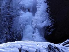 春が来た！　氷結していた袋田の滝（氷瀑）が流れ始めました。「日本三大瀑布」「日本の滝百選」　/　茨城県久慈郡大子町