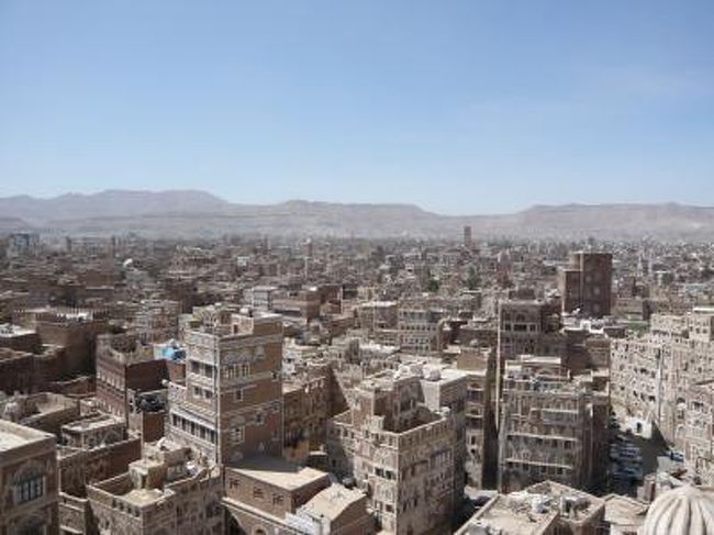 イエメンに行ってきました。随時更新（編集）していきます。<br /><br />　2011年元旦、以前から興味があったイエメンに行くことを決意した。イエメンは世界遺産の街並みや自然はすばらしく、魅力的な観光地だけど治安が悪くて危険なイメージがあった。調べてみると、過去に首都サナアでも自爆テロや誘枴があったり、近郊の街でも観光客が銃撃を受けたなど、やはり今まで行った国よりかなり危険な国のようだ。おまけに出発の4日前に大規模な反政府デモまで起こる始末だ。しかし、いざ行ってみると旧市街地は日常生活や長旅の疲れを忘れさせてくれるほど美しく、人々は陽気で親切で、本当にここでテロや誘拐があるのかと思わせられるほど平和だった。<br />　また、2日目に知り合ったイエメン人のノールくんの「日本人は毎日忙しく働き、ストレスを溜める。しかしイエメン人は人生を楽しむことに重きをおいている」という言葉が非常に印象的だった。実際にイエメン人を観察してみると、道端のいたるところでカート（葉っぱみたいなやつ）を噛みながら談笑していたり、ハマーム（日本でいう銭湯）の中でみんなで歌ったり踊ったり、ストリートサッカーに興じたり、本当に人生を楽しんでるなという印象を受けた。この旅は近ごろ仕事やプライベートで何事も難しく考えすぎていた自分に肩の力を抜いてくれ、「何事も楽しむ」という考えを与えてくれた。とても充実した旅になった。<br />　この旅行記を読んでくれた方が少しでもイエメンの良さを知り、いいイメージを持ってくれればと思います。<br /><br /><br />☆スケジュール☆<br />2月8日(火）<br />　EK6251　20:45羽田→22:05関空<br />　EK317　 23:20関空→05:40ドバイ<br />2月8日(水）<br />　EK961　 07:15ドバイ→09:00サナア<br />　サナア散策<br />2月10日(木）<br />　サナア散策<br />2月11日(金）<br />　ワディダハール、スーラ、シバーム、コーカバン<br />　サナア散策<br />2月12日(土）<br />　EK962　10:15サナア→13:45ドバイ<br />　ドバイ散策<br />2月13日(日）<br />　EK318　02:50ドバイ→17:20成田<br />