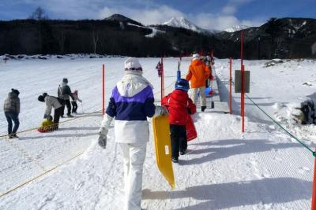 サンメドウズ 清里スキー場のAコースを繰り返し滑ってスキーは終了。<br /><br />スキーのあとはスノーランドのスノーエスカレータに乗ってのソリ遊びを楽しみます。<br />