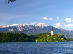 湖上に佇む教会とアルプスの借景-スロベニア／ブレッド湖-
