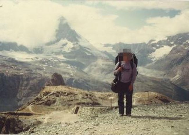 1983年7～8月大学生の時、初めての海外旅行でヨーロッパ＆アメリカを訪れました。シンガポール・イギリス・アメリカ・メキシコ・カナダ・ベルギー・ドイツ・オランダ・デンマーク・フィンランド・スウェーデン・ノルウェー・イタリア・スイス・フランス・モナコを2ヶ月で周遊するという、内容はいつもの弾丸の旅。<br /><br />各国の歴史・宗教・世界観について、深く語ってはおりません。<br />いつものお気楽な「なんちゃって旅行記」をご紹介します。<br /><br /><br />≪全行程≫<br /><br />１日目：夜、成田空港→シンガポール　　　[シンガポール航空]<br />２日目：終日、シンガポール市内散策。<br />http://4travel.jp/traveler/satorumo/album/10530523/<br /><br />　　　　夜、シンガポール→ロンドン　　　[シンガポール航空]<br />３日目：早朝、ロンドン着。<br />　　　　終日、ロンドン市内散策。<br />４日目：終日、ロンドン市内散策。<br />http://4travel.jp/traveler/satorumo/album/10530525/<br /><br />５日目：終日、ロンドン市内散策。　　　　<br />６日目：終日、ロンドン市内散策。<br />７日目：列車でマンチェスターへ。<br />８日目：午前、マンチェスター→ニューヨーク　[チャーター機］<br />　　　　午後、ニューヨーク市内散策。<br />９日目：終日、ニューヨーク市内散策。<br />10日目：午後、グレイハウンドバスでシカゴへ。　　<br />11日目：午前、シカゴ着。<br />　　　　終日、シカゴ市内散策。<br />　　　　夜、グレイハウンドバスでニューオーリンズへ。<br />12日目：夕方、ニューオーリンズ着。<br />13日目：終日、ニューオーリンズ市内散策。<br />http://4travel.jp/traveler/satorumo/album/10530545<br /><br />14日目：朝、グレイハウンドバスでエルパソへ。<br />15日目：夕方、エルパソ着。<br />16日目：午前、メキシコ領シウダー・フアレスへ。<br />http://4travel.jp/traveler/satorumo/album/10537936<br /><br />　　　　午後、エルパソへ戻る。<br />　　　　夕方、グレイハウンドバスでアルバカーキ経由<br />　　　　フラッグスタッフへ。<br />17日目：朝、フラッグスタッフ着。<br />　　　　バスでグランドキャニオン往復。<br />　　　　夜、グレイハウンドバスでロスアンゼルスへ。<br />18日目：朝、ロスアンゼルス着。<br />　　　　終日、ロスアンゼルス市内散策。<br />19日目：終日、アナハイムのディズニーランド散策。<br />20日目：終日、ハリウッド散策。<br />21日目：午前、グレイハウンドバスでサンディエゴへ。<br />　　　　着後、サンディエゴ市内散策。<br />　　　　夕方、グレイハウンドバスでロスアンゼルス経由<br />　　　　ラスベガスへ。<br />22日目：深夜、ラスベガス着。<br />　　　　カジノで遊ぶ。<br />　　　　朝、グレイハウンドバスでソルトレイクシティ経由<br />　　　　サンフランシスコへ。<br />23日目：昼、サンフランシスコ着。<br />　　　　着後、サンフランシスコ市内散策。<br />24日目：終日、サンフランシスコ市内散策。<br />http://4travel.jp/traveler/satorumo/album/10538538/<br /><br />　　　　夜、グレイハウンドバスでシアトルへ。<br />25日目：午後、シアトル着。<br />26日目：午前、グレイハウンドバスでカナダのバンクーバーへ。<br />　　　　午後、バンクーバー着。<br />27日目：朝、バスでビクトリアへ。<br />　　　　午後、ビクトリア市内散策。<br />28日目：午前、バスでバンクーバーへ。<br />　　　　午後、バンクーバー市内散策。<br />　　　　夜、グレイハウンドバスでジャスパーへ。<br />29日目：朝、ジャスパー着。<br />　　　　終日、カナディアンロッキー散策。<br />http://4travel.jp/traveler/satorumo/album/10539348/<br /><br />　　　　夕方、バンフ着。<br />　　　　夜、グレイハウンドバスでトロントへ。<br />30日目：終日、バス車中。　　<br />31日目：終日、バス車中。<br />32日目：早朝、トロント着。<br />　　　　午前、トロント市内散策。<br />　　　　昼、グレイハウンドバスでナイアガラの滝へ。<br />　　　　午後、ナイアガラの滝散策。<br />http://4travel.jp/traveler/satorumo/album/10539741/<br /><br />　　　　夕方、グレイハウンドバスでバッフォロー経由<br />　　　　ワシントンへ。<br />33日目：早朝、ワシントン着。<br />　　　　終日、ワシントン市内散策。<br />http://4travel.jp/traveler/satorumo/album/10539748/<br /><br />　　　　夜、グレイハウンドバスでニューヨーク経由<br />　　　　ボストンへ。<br />34日目：早朝、ボストン着。<br />　　　　終日、ボストン市内散策。<br />35日目：午前、グレイハウンドバスでニューヨークへ。<br />36日目：終日、ニューヨーク市内散策。<br />　　　　夜、ニューヨーク→ロンドン　［チャーター便］<br />37日目：朝、ロンドン着。<br />　　　　午前、ロンドン市内散策。<br />　　　　午後、列車でドイツのアウグスブルグへ。<br />38日目：朝、アウグスブルグ着。<br />　　　　終日、ロマンチック街道散策。<br />　　　　夕方、フランクフルト着。<br />　　　　夜、列車でハノーバー経由西ベルリンへ。<br />39日目：早朝、西ベルリン着。<br />　　　　終日、西ベルリン・東ベルリン市内散策。<br />http://4travel.jp/traveler/satorumo/album/10539753/<br /><br />40日目：深夜、列車でオランダの首都アムステルダムへ。<br />　　　　朝、アムステルダム着。<br />　　　　終日、アムステルダム市内散策。<br />http://4travel.jp/traveler/satorumo/album/10539771/<br /><br />　　　　夜、列車でスウェーデンのストックホルムへ。<br />41日目：夕方、ストックホルム着。<br />　　　　夜、フェリーでフィンランドのトゥルクへ。<br />42日目：朝、トゥルク着。<br />　　　　午前、列車で首都ヘルシンキへ。<br />　　　　午後、ヘルシンキ市内散策。<br />http://4travel.jp/traveler/satorumo/album/10539775<br /><br />　　　　夜、フェリーでストックホルムへ。<br />43日目：朝、ストックホルム着。<br />　　　　午前、ストックホルム市内散策。<br />http://4travel.jp/traveler/satorumo/album/10542172/<br />　　　　　　　　　　　　<br />　　　　夕方、列車でノルウェーの首都オスロへ。　<br />　　　　深夜、列車でミリダールへ。　　<br />44日目：早朝、ミリダール着。<br />　　　　ソグネフィヨルドの入口フロム往復。<br />　　　　午前、列車でオスロへ。<br />　　　　午後、列車でトロンヘイム経由ファウスクへ。<br />45日目：朝、ファウスク着。<br />　　　　午前、バスでナルビクへ。<br />　　　　午後、列車でアビスコへ。<br />http://4travel.jp/traveler/satorumo/album/10542694/　　　　　　　　　　　　　<br /><br />46日目：朝、列車でデンマークの首都コペンハーゲンへ。<br />47日目：朝、コペンンハーゲン着。<br />　　　　終日、コペンハーゲン市内散策。<br />http://4travel.jp/traveler/satorumo/album/10543453<br /><br />　　　　夕方、列車でハンブルグ経由フランクフルトへ。<br />48日目：早朝、フランクフルト着。<br />　　　　朝、列車でケルンへ。<br />　　　　午前、ケルン市内散策。<br />　　　　午後、列車でベルギーの首都ブリュッセルへ。<br />　　　　夕方、ブリュッセル市内散策。<br />http://4travel.jp/traveler/satorumo/album/10544148/<br />　　　　　　　　　　　　　<br />　　　　夜、列車でイタリアのミラノへ。<br />49日目：朝、ミラノ着。<br />　　　　午前、ミラノ市内散策。<br />　　　　昼、列車でベネチアへ。<br />　　　　午後、ベネチア市内散策。<br />http://4travel.jp/traveler/satorumo/album/10545191/<br /><br />　　　　夜、列車でピサ経由ナポリへ。<br />50日目：早朝、ナポリ着。<br />　　　　朝、船でカプリ島へ。<br />　　　　午後、船でソレント経由ポンペイへ。<br />http://4travel.jp/traveler/satorumo/album/10545295/<br /><br />夕方、列車でローマ経由スイスのジュネーブへ。<br />51日目：午前、ジュネーブ着。<br />　　　　午後、インターラーケンへ。<br />52日目：終日、ユングフラウ散策。<br />http://4travel.jp/traveler/satorumo/album/10546955/<br /><br />　　　　夜、列車でパリへ。<br />53日目：早朝、パリ着。<br />　　　　終日、パリ市内散策。<br />　　　　夜、列車でモンサンミッシェルへ。<br />54日目：午前、モンサンミッシェル散策。<br />http://4travel.jp/traveler/satorumo/album/10547322/<br /><br />　　　　午後、列車でパリへ。<br />　　　　夜、ＴＧＶでリヨン経由ニースへ。<br />55日目：早朝、ニース着。<br />　　　　終日、モナコ市内散策。<br />http://4travel.jp/traveler/satorumo/album/10548150/<br /><br />　　　　夜、列車でジュネーブ経由ツェルマットへ。<br />56日目：午前、ツェルマット着。<br />　　　　午後、マッターホルン往復。<br />　　　　　　　　　　　　≪★今回のお話はココです≫<br />http://4travel.jp/traveler/satorumo/album/10548850/<br /><br />　　　　夕方、列車でミラノ経由ローマへ。<br />57日目：朝、ローマ着。<br />　　　　終日、ローマ市内散策。<br />58日目：終日、ローマ・バチカン市内散策。<br />http://4travel.jp/traveler/satorumo/album/10549080/<br />http://4travel.jp/traveler/satorumo/album/10549580<br /><br />　　　　夜、ローマ→シンガポール　　［シンガポール航空］<br />59日目：夜、シンガポール着。<br />60日目：午前、シンガポール→成田　　［シンガポール航空］<br /><br />