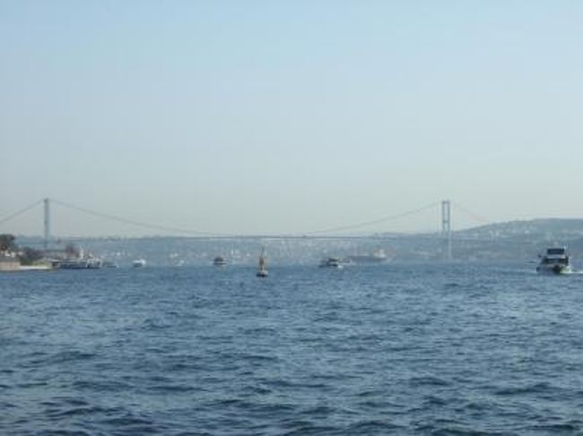 2008年10月25日〜11月2日<br />トルコの旅。<br /><br />10月31日<br />イスタンブール市内観光<br />早朝にイスタンブール着。この日の気温は25℃を超え、天気も快晴で、前回と違って心地よい一日でした。<br />イスタンブールの街歩きを楽しみました。<br />アジアとヨーロッパの架橋ボスポラス海峡。<br />アジアとヨーロッパがミックスされた、そんな街です。