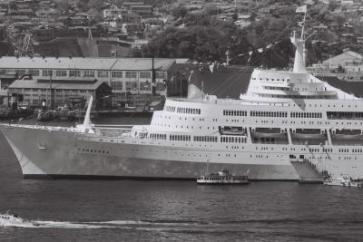 長崎湾に停泊するイギリス豪華客船キャンベラ号　　1968.3.17<br /><br />九州旅行写真集解説　　　　<br />この写真集は今からちょうど43年前の1968年、私が大学院の卒業論文の審査を終え、3月26日の卒業式までの間に14日かけて九州を一人旅したときの写真を電子データ化したものです。<br />当時は卒業旅行などという言葉はありませんでしたが、今思えばそのはしりでした。<br />工学部の研究室では金属組織などの顕微鏡写真の処理は現像液の調合からガラス乾板・フィルムの現像、印画紙焼付けなどすべて自前で行っていたので、写真の処理技術は一通り身につけていました。<br />写真を撮ることについても風景写真のみならず、当時人気の高かった各種カーレースに出かけ、200ミリの望遠レンズで高速の被写体を流し撮りするのが好きでした。<br />月額2万円の奨学金の大半はカメラや写真、旅行などに消えてしまいましたが、今の自分を育ててくれた大変ありがたい資金でありました。返済はきちんと済ませました。<br /><br />九州には交流していたフランスの理工系大学生の工業視察団案内の関連で２度訪れていましたので、再度一周してみたい願望とその魅力に惹かれ、季節的にもよかったので迷わず旅行先に選びました。<br />交通手段は往きが寝台特急富士（東京発18：00西鹿児島行き）で宮崎まで、帰りは特急が取れず、下関から神戸三ﾉ宮まで寝台急行、名神高速バスで名古屋、新幹線で東京でした。<br />九州内では鉄道、バス、連絡船など周遊券を使ったと思いますが、はっきりした記録はありません。（2011.1資料発見！）<br /><br />宿泊は予約を一切せずに、その日の状況で宿泊地を決め宿を取りました。<br />比較的最近の海外旅行では写真を撮るだけではなく旅日記もつけるようにしていますが、当時の九州旅行では文章による記録がまったくなく、思い出しながらの記録になってしまいました。<br />あと何年かするとそれも不可能になってしまうと思い、今回のデータ作成の機会に要点のみ書き残すことにしました。<br />なお旅行の携行品は縦横30センチ、マチが最大15センチほどの手提げバッグ（東電株主配布品）一つに着替えとカメラを入れ、あとはスリック（SLICK）の三脚のみでした。<br />肝心のカメラは当時最新のキャノンの一眼レフCANON FT FL50mm f1.4,<br />FL200mm f2.8でした。<br /><br />⑦島原<br />　熊本三角（みすみ）から島原へは国道フェリーで渡った。<br />⑧雲仙、長崎<br />　島原半島では雲仙岳のロープウェイで頂上へ。小浜では橘湾を望む愛野展望台。<br />　長崎では有名な観光スポットを巡った。グラバー邸からは長崎港に停泊中の豪華客船キャンベラ号に出会った。<br />⑨長崎、佐世保<br />　長崎の大浦天主堂、宗福禅寺、オランダ坂など。佐世保の大村湾入り口（針尾瀬戸）に架かる西海橋は記憶に残る 優美なアーチ橋。<br />⑩佐世保、北九州、神戸、名神高速<br />　佐世保の弓張岳から望む九十九島、佐世保港。若戸大橋、戸畑港、名神高速道。<br /><br />撮影　CANON FT FL50mm f1.4,　FL200mm f2.8 NEOPAN SS ASA100<br />編集・公開2011.3.1 　yamada423<br /><br />2011年になって「断捨離」で自宅の古本を整理していると「黒皮の手帳」が出てきました。表紙にYAWATA 1968と刻印があり研究室で実験に使用していた溶接棒のメーカー（八幡溶接棒株式会社）からのいただき物です。<br />この九州旅行の行程と費用が記載されていましたので写真の説明文に追加します。　　　　　　　<br /><br />４０年以上前の九州卒業旅行シリーズ（３回）の完結です。幸いにして2011年の初めに旅行メモを書いた「黒皮の手帳」が発見され当時の費用・貨幣価値が分かり、自分でも興味深く追加記入することができました。<br />この年の１２月１０日に３億円強奪事件（東芝府中工場のボーナス強奪事件）が発生しました。当時の貨幣価値を想像するとあらためて驚愕してしまいます。<br /><br />戦中派から団塊の世代の読者の皆様に参考にしていただけると嬉しいです。もちろん現代人にも。<br />ひそかにコメント期待しています。（笑い）<br /><br />九州卒業旅行シリーズ①②は以下のURLでご覧ください。<br />http://4travel.jp/traveler/810766/album/10492397/<br />http://4travel.jp/traveler/810766/album/10507124/<br /><br />この旅行記に掲載した諫早駅前の写真が写真アルバム「諫早・大村・東彼杵の昭和」の表紙に採用されました。<br />他にも諫早駅駅舎、ホームの駅名看板、諫早公園の眼鏡橋の3枚が掲載されています。<br /><br />樹林舎　2014年11月29日　初版発行　9250円＋税<br />http://www.jurinsha.com/SHOP/9784902731743.html<br /><br />参考旅行記<br />シリーズ昭和の記録No.5 訪日フランス学生受入れ記録　Archive Showa era series MJET<br />https://4travel.jp/travelogue/11636754<br /><br />