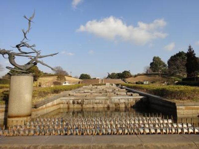 千葉県千葉市は東京湾に面した臨海部と平地・台地を含む県庁所在地で政令指定都市。日本の人口で13番目で大きく市域には多くの国道や高速道路が集まり、また県内鉄道網の要となっています。臨海部は千葉港を中心とした京葉工業地域の一角をなし、幕張新都心には複合商業施設等が多く観光名所も多数あります。<br />千葉市の観光名所で有名なのが東京湾を望む美浜区に、全国的に有名なイベントや会議などが開催される複合的コンベンション施設の幕張メッセや千葉ロッテマリーンズの本拠地QVCマリンフィールド、三井アウトレットパーク 幕張など。その他にも千葉市のシンボル「千葉ポートタワー」、、「花の都・ちば」を都市イメージとして確立すべく事業を展開し「千葉市花の美術館」や「千葉公園」の大賀ハスなどの花の名所、さくら名所100選の泉自然公園、日本の都市公園100選の昭和の森、都市景観100選の土気南地区などの日本100選に選ばれた隠れた名所もあります。特に幕張メッセでは年間通じて様々なイベントが開催されているため訪れる観光客が多いのではないでしょうか。<br /><br />□■□■□■□■□■□■□■□■□■□■□■□■□■□■□■<br /><br />千葉市ぐるり旅、千葉市中央区にある県立の広域公園「青葉の森公園」へ行って来ました。<br />青葉の森公園は農林水産省畜産試験場の跡地につくられ1987年に開園、桜や梅の名所でもありネイチャーゾーン、レクリエーションゾーン、カルチャーゾーン、スポーツゾーンに分けられており、陸上競技場などのスポーツ施設や博物館や文化ホールなどの文化施設も充実した公園です。53.7ヘクタールと東京ディズニーランドとほぼ同じ広さで園内には中央博物館や生態園、芸術文化ホール等の多種多様な施設があります。その他に彫刻広場や西洋庭園や緑の相談所等もあり公園散策で犬のお散歩をする人を多く目にしました。<br />今回は園内にある彫刻広場と西洋庭園に注目してみました。普通の公園にはあまり見られない彫刻の数々…。園内には20体の彫刻が配置されており作品は現代の日本を代表する彫刻家による作品群で都市生活の憩いの場として、彫刻の広場は多くの人々に愛され親しまれています。西洋庭園も長さ70m、幅15mの大噴水が設置されています。各ゾーンにより見所があるためのんびり散歩するにはよい場所でした。<br /><br />□■□■□■□■□■□■□■□■□■□■□■□■□■□■□■<br /><br />＜青葉の森公園＞<br />〒260-0852<br />千葉市中央区青葉町<br />http://www.cue-net.or.jp/kouen/aoba/<br /><br />□■□■□■□■□■□■□■□■□■□■□■□■□■□■□■<br /><br />【千葉市ぐるり旅】<br />【1】JEF UNITED千葉/フクダ電子アリーナ<br />http://4travel.jp/traveler/dekadora/album/10543608<br />【2】千葉ポートタワー<br />http://4travel.jp/traveler/dekadora/album/10543621/<br />【3】妙見本宮　千葉神社<br />http://4travel.jp/traveler/dekadora/album/10543666/<br />【4】Japan camping car show2011<br />http://4travel.jp/traveler/dekadora/album/10545727/<br />【5】千葉市花の美術館(2月)<br />http://4travel.jp/traveler/dekadora/album/10545747/<br />【6】千葉市動物公園<br />http://4travel.jp/traveler/dekadora/album/10547247/<br />【7】稲毛海浜公園<br />http://4travel.jp/traveler/dekadora/album/10547510/<br />【8】加曾利貝塚公園<br />http://4travel.jp/traveler/dekadora/album/10549396/<br />【9】青葉の森公園(彫刻広場＆西洋庭園)<br />http://4travel.jp/traveler/dekadora/album/10549411/<br />【10】青葉の森公園(梅園＆生態園)<br />http://4travel.jp/traveler/dekadora/album/10549419/<br />【11】亥鼻公園(亥鼻城)<br />http://4travel.jp/traveler/dekadora/album/10557902/<br />【12】千葉公園<br />http://4travel.jp/traveler/dekadora/album/10557904/<br />【13】東京アミューズメントマシンショー2011<br />http://4travel.jp/traveler/dekadora/album/10602779/<br />【14】東京ゲームショー2011<br />http://4travel.jp/traveler/dekadora/album/10602791/<br />【15】イタリアの風　ラ・クッチ－ナ　ＨＡＮＡ<br />http://4travel.jp/traveler/dekadora/album/10618982/<br />【16】千葉ポートタワー(Ｃサイドクリスマス2011)<br />http://4travel.jp/traveler/dekadora/album/10628217/<br />【17】千葉市花の美術館(1月)<br />http://4travel.jp/traveler/dekadora/album/10647114/<br />【18】青葉の森公園(梅園＆雪割り草展示展）