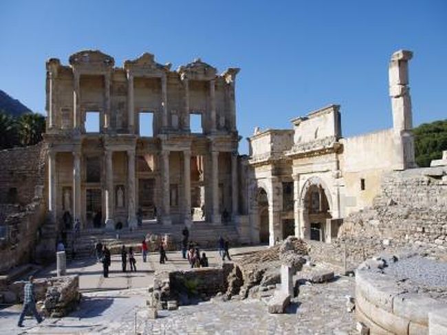 2011年2月10日 トルコ旅行3日目<br /><br />2日目トロイ遺跡観光後 アイワルクのグランドテミゼルホテルに宿泊<br /><br />3日目 アイワルクから約60キロのベルガマ遺跡(アクロポリス遺跡)とエフェソス遺跡観光<br /><br />ベルガマ遺跡観光後、トルコ石のお店に立寄り、昼食後、エフェソス<br />遺跡観光、観光後に革製品の店に立寄り、途中休憩して19:00頃に<br />パムッカレのホテルに到着。<br /><br />10日の宿泊はパムッカレの温泉付きホテル