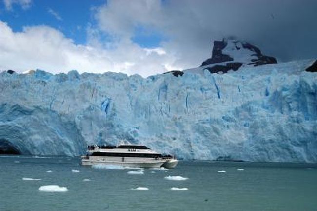 氷河の崩落するのが見たくて、アルゼンチン・パタゴニア地方に出掛ける。　<br />LOOK JTBのツアーに参加しての９日間の旅。　　　<br />（南米最南端の町・ウシュアイアも訪れるコースを選択）　<br />このツアーでは、「ロス・グレシアレス国立公園」、そして、<br />「ティエラ・デル・フエゴ国立公園」「ビーグル海峡クルーズ」等を楽しむ。<br /><br />この旅行記は、ツアー３日目のロス・グレシアレス国立公園の<br />「ウプサラ氷河」「スペガツィーニ氷河」の船での氷河観光の写真です。<br /><br />・「ロス・グレシアレス国立公園」<br />　南極、グリーンランドに次ぐ氷河面積を有する。冬の最低気温が比較的高く、氷の融解、再結氷が短いサイクルで繰り返されるので、動きの活発な氷河が特徴。その結果、氷河の先端部では、巨大な氷塊が轟音と共に湖に崩落するのを見ることが出来る。１９８１年、世界遺産に登録される。４４５９k㎡の園内には、「ペリト・モレノ氷河」「ウプサラ氷河」を始めとして、４７の氷河がある。<br /><br />・「ウプサラ氷河」<br />　ロス・グレシアレス国立公園の中で最大の氷河で、長さ６０ｋｍ（以前は８０ｋｍあった）で表面積は５９６k㎡。先端部の幅は５～７ｋｍで、高さは８０ｍ～１００ｍ。　<br />　＊今回の旅では、このウプサラ氷河の高さは感じなかった（近くまで、行けなかったかも？）<br /><br />・「スペガツィーニ氷河」<br />　見ることの出来る氷河の中で、先端部の高さが最も高い。８０ｍから、高い所では、１３５ｍにも達する。表面積６６k㎡、全長２５ｋｍ、先端部の幅は１，５ｋｍと、規模は大きくない。