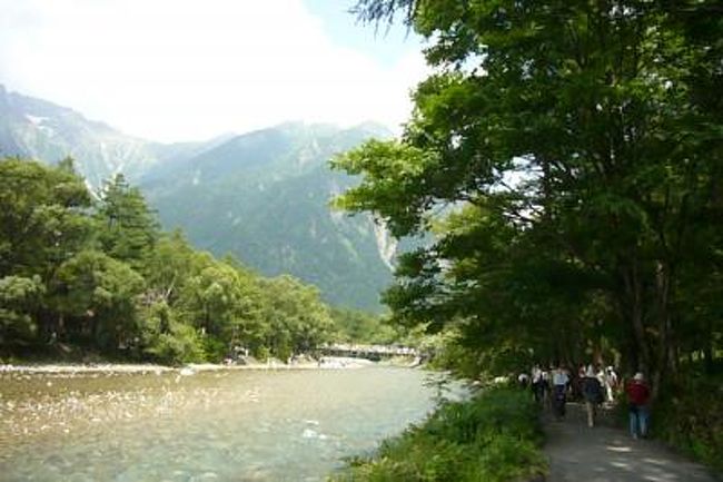 上高地<br /><br />今回ツアーで来ていますが、大正池辺りからバスを下りて、河童橋まで歩きました。<br /><br />ツアーでは、お弁当が配られたので、大正池の畔でお弁当を食べました。(レジャーシート持参。)<br /><br />＊大正池の畔にはカモ？がいますが、どこかのサルほどではありませんが、悪さをします！<br /><br />座ってお弁当を食べて、ちょっととシートにお弁当を置いて、目を離したスキに・・・カモに食べられちゃったり・・・という人もいました。