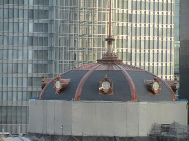 ２月２７日、午後４時頃に皇居・東御苑訪問の帰り、東京駅の丸の内側を訪問したところ、これまで東京駅の改築工事でベールに包まれていた南口のドーム部分の覆いが外されて見えていたので写真撮影をした。<br /><br /><br /><br />＊写真は東京駅丸の内側南口の改築されて美しく見えるドーム<br />　後方のビルはグラントウキョウサウスタワー