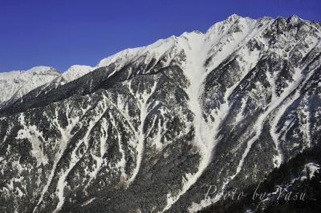 念願だった厳冬期の登山、狙いは西穂独標。今シーズン必ず行こうと決めてました。西穂のHPを見て江口さんのガイドツアーに参加。安全を担保したい、またいろいろな技術を習得したく、申し込んだ次第でございます。<br />江口さんは気作な方で、いろいろ教えていただきましたし、本来のルートからはずれて見ることがないような場所へも連れて行っていただき、本当にお世話になりました。楽しい山行になりました。<br /><br />エグチマウンテンガイドサービス<br />http://www17.ocn.ne.jp/~eguch.mt/<br /><br />さて、今回の山行に向けいつも気になる天気予報・・・金曜日は雨で土曜日だけ晴れ?日曜日も曇り雨?意味不明な天気予報で、ドンテンマンの私には心配で心配でたまらないものでした。朝起きるとビュービュー風が吹いている、やっぱり天気悪いのかなぁ。。。しかーし、中央道にさしかかると南アルプス、宝剣岳綺麗に見えとるやん!ヨッシャー!一人車で吠える俺。。。しかーし、松本市内はミゾレ&amp;ドンテン。デタッ!!落胆しながら運転すること1時間。山ん中は晴れとるやん、意気揚々と平湯から新穂高へ向かいました。<br /><br />11:40ロープウェイ新穂高口で参加者の方々と集合、他の2名は京都から参加されてました。切符売り場前の重量計に一応ザックを載せてみた・・・17k!!ウソ、自分でもビックリ。後で思えばいらんものがたくさん入っていた、今後はもっと減量して臨もう。。。<br /><br />ロープウェイの到着駅の西穂口の展望台からは、笠ヶ岳と抜戸岳の素晴らしい景色、そしてその奥は白山が見える、南には焼岳と乗鞍が、振り返ると槍・穂高連峰が一望できる。ふんが〜スゲ〜、ぱしゃぱしゃシャッターを切りまくる。<br />時間切れとなり、登山開始である。しっかりとしたフラットフッティングでトレースを踏む。滑らないようにしっかりと体重を載せる。冬期は2mくらいの積雪があるので、木々が低く感じる。天気は快晴でるので、パタゴニアのR1だけで十分暑い。。。オーバーズボンのベンチレーションは全開である。<br />約2時間歩くと山荘に到着である。山荘もめっちゃ埋もれててびっくりした。<br />部屋へ入り、ザックに水とカメラ、三脚を装着し講習へ出かける。今度はアイゼンワークである。<br />みっちりアイゼンワークの講義を受ける。にゃるほどにゃるほど・・・西穂丸山まで出ると、横へトラバース、「西穂の裏側から奥穂、前穂が綺麗に見えるんで、そこへ行きましょう」誰も入ってないような場所へトラバースして進む。<br />トレースは1人につき、1つ。それぞれで歩かなければ練習にならないからね。このころだいぶ日の傾き、空が綺麗に色づいてきた。霞沢岳がほんのりピンクにそまる。ふんが〜綺麗だね〜、ぱしゃぱしゃぱしゃ・・・目盛りの残量は200枚。今日はこのへんにしたるわい。<br />我がパーティーが山荘に到着したのが6時。御飯は6時15分。ぎりぎりおいしい晩ご飯にありつけました・・・その後は皆さんとビールワインチューハイをいただきました。西穂山荘は綺麗な小屋で素晴らしかった。ここの西穂ラーメンは明日におあずけだね(おいしいと有名である)。<br />翌朝、テンキー!・・・東側は晴れていて御来光ゲット!しか〜し、西からは強風、空はドンテン。デタッ!!　朝ご飯を済ませ外へ。皆さん出発の用意をされてます。我々もアイゼン装着し出発。<br />山荘から稜線へ出ると、すごい風。これが冬山かぁ。でも大丈夫、ちゃんとアイゼン効いてる。丸山付近では風は少し弱まり、直登、ここがちょっとキツイ。稜線を右へ少しトラバース、そこから独標への岩場の始まり。よいしょよいしょ、あれ?もう独標?意外と岩場は短かったのである。少し物足りなさを感じるも、目標達成し,満足満足。カメラを取り出しぱしゃぱしゃぱしゃ途中またもや、ルートをはずれ、講習のはじまりです、硬い斜面の直登や降り方、雪洞の堀り方・・・<br />いろいろ教わり楽しい講習でした。この頃には天気は悪化。丸山付近の稜線へ戻るとすごい風、ビュービュー。風速20m!!<br /><br />これが冬山かぁ〜、飛ばされそうな強風の中、しっかりとしたアイゼンワークをベースに安全に下山。山荘に着くとお待たせしました西穂ラーメンとんこつ味です、おいしいですな〜。。。これ目当てで登る人もいるとか。。。山の中の楽しみっていろいろあっていいですね。<br />昼食をすませ、林道を下山します。アイゼンあったほうが楽だと思いましたが、今回は訓練の意味がありますから、アイゼンなしでした。<br />下山後は、温泉で一汗流して帰ります。お疲れ様でした。。。