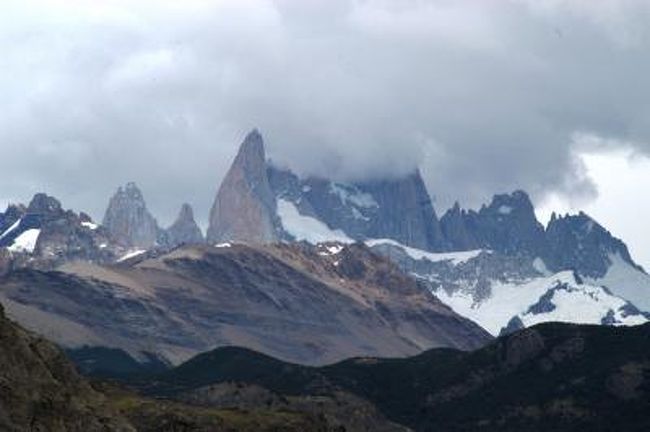 氷河の崩落するのが見たくて、アルゼンチン・パタゴニア地方に出掛ける。　<br />LOOK JTBのツアーに参加しての９日間の旅。　　　<br />（南米最南端の町・ウシュアイアも訪れるコースを選択）　<br />このツアーでは、「ロス・グレシアレス国立公園」、そして、<br />「ティエラ・デル・フエゴ国立公園」「ビーグル海峡クルーズ」等を楽しむ。<br /><br />この旅行記は、ツアー４日目、カラファテからロス・グレシアレス国立公園北端の町エル・チャルテンへ向かい、フィッツ・ロイ山（標高３４０５ｍ）を眺めるハイキングの写真です。　<br />この日は、フィッツ・ロイ山には、雲がかかっていて山頂を拝めず、残念！<br />当初、予定していたカプリ湖ハイキングに代わり、フィッツ・ロイ川近くを進み、展望台を目指す。<br /><br />・「エル・チャルテン」　<br />　カラファテから２２０ｋｍ、フィッツ・ロイ山域のゲートになる小さな町。美しい風景を楽しみながらのトレッキングや、キャンプ、乗馬等が楽しめる。アクティビティの発進基地となっているため、宿泊施設やレストランは意外に多い。