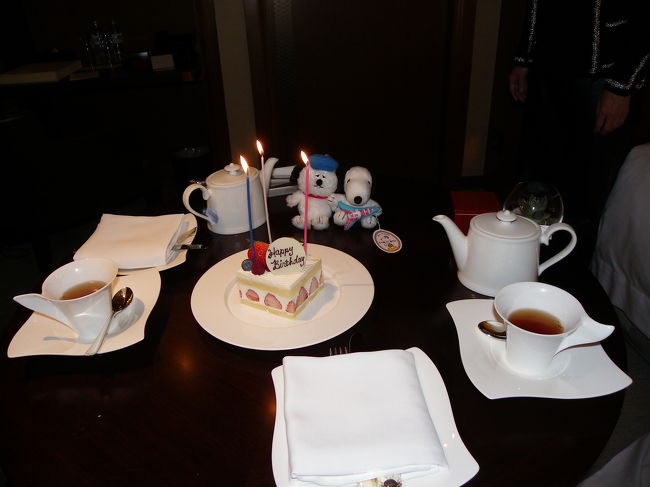 2月16日はJOECOOLの誕生日。<br />2011年は平日だったので、その週末に昨年秋にオープンして何かと話題の『セントレジス大阪』にバースデイ記念宿泊をすることにしました。<br /><br />宿泊プランは、二人で31,000円でした。<br />*グランドデラックス・プリミエ・ツイン（ビューバス）<br />*3か月以内に再度泊まれる宿泊招待券付き<br />*5000円分のレストランクレジット付き』<br />*19:00以降のレイトチェックイン<br /><br />こちらの旅行記では、外観・パブリックスペース・朝食等の様子をご紹介しま〜す！<br />客室【グランドデラックス・プリミエツイン／ビューバス】編はこちら→http://4travel.jp/traveler/joecool/album/10557094/