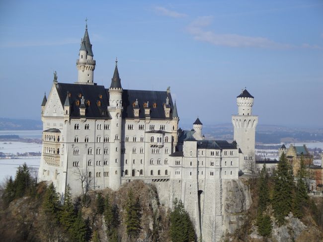 スイスからドイツに入って先ず訪れるのは、<br />アルプ湖を見下ろす山上にある白亜の城ノイシュバンシュタイン城です。<br /><br />１９世紀の後半に、バイエルン国王ルートヴィッヒ２世によって建てられた<br />ノイシュバンシュタイン城は、ワーグナーの歌劇｢ローエングリン｣や<br />｢タンホイザー」にあこがれたルートヴィッヒ２世が<br />そこに登場する騎士の城を現実のものにするため造ったとか・・・<br /><br />また、ディズニーがシンデレラ城を造るとき、<br />この城をイメージしたとも言われています。<br /><br />ノイシュバンシュタイン城は、まさに絵に描いたように美しいお城です！