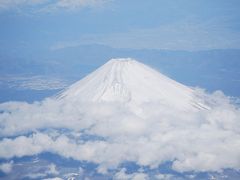 真っ白な富士山を空撮