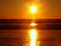 日の出“ Sunrise“　太平洋//九十九里浜で　☆海面に光の懸け橋が！