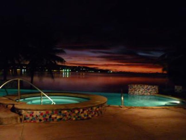 夕日が落ち(残念ながらサンセットは見れず）、次第に夕暮れていく<br />ビーチ沿いのプールとのマッチが最高。<br />運良く週に２度ある地元の人が集まるチャモロビレッジの夜市へ<br />水曜日と金曜日の週２回開いているが、店の数と人の数は水曜日が<br />なぜか多く、地元の人が多いイベント。<br />さまざまなローカルなものが場所せましと並び、安くかわいい<br />お土産、グルメに出会う。<br />アジアの夜市とはまったくちがうなぜかほっとする夜市<br />フレンドリーなカントリーなイベントである。