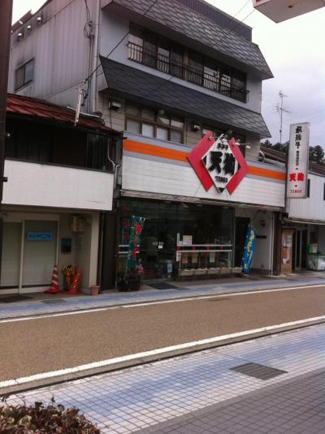 下呂に飛騨牛、けいちゃん(鶏肉)に加えて、なっとく豚<br />という下呂市限定のスーパープレミアムな豚肉が登場した。<br /><br />しかし、下呂温泉でこりの食材を使った料理を食べられる店<br />は限られているし、一泊二食の温泉にきていることから、<br />昼食のタイミングでないと食べられない<br /><br />ということで肉だけ買って帰ろうとすると、売っている場所は<br />「天狗」だけ<br /><br />ここは下呂温泉ではない。<br /><br />萩原町萩原・・・・車で20分くらいのところだ。<br /><br />どうせ行くなら禅昌寺に寄っていくことにした。<br /><br />天狗　http://www.cs-two-one.jp/~hida-tengu/<br />通販　http://www.cs-two-one.jp/~hida-tengu/item/index.html<br /><br /><br /><br />下呂再び(4)・・・舞台峠、付知峡不動・観音の滝・福岡城・ちこり村、そしてマ・メゾンへ<br /><br />http://4travel.jp/traveler/utzutz/album/1055127<br /><br /><br />下呂再び(2)・・・　ダイヤモンド下呂温泉ソサエティ・下呂温泉へ<br />戻る<br /><br />http://4travel.jp/traveler/utzutz/album/10551239/<br /><br />