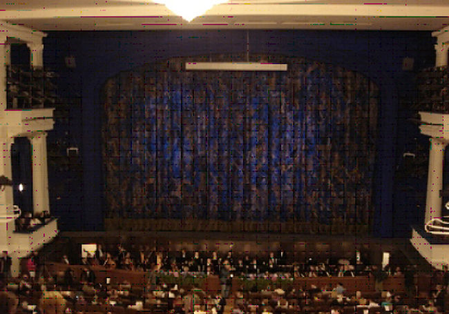 ロシアの顔はボリショイ劇場ですが、モスクヴィッチ（モスクワっ子）達がいちばん愛着を感じているバレエ・オペラ劇場といえばここでしょう。<br /><br />スタニスラフスキー＆ネミロヴィッチ＝ダンチェンコ記念モスクワ音楽劇場<br /><br />　なが?い名前ですが、これまで３０年にわたり来日公演をし、日本ではダンチェンコ劇場として親しまれてきました。ここ数年の間、改修工事にて閉鎖、その間火災に見舞われたりと、必要以上に工事に時間がかかってしまったものの、この度美しく生まれ変わりました!<br /><br />　９月２日、３日はそのリニューアル記念コンサートがモスクワの日（今年で建都８５９年）にあたり、ルシュコフ市長他著名人、各国大使参列のもと、メインイベントとして盛大に行われました。<br /><br />　舞台装置等すべての工事が終わるのは１０月いっぱいくらいまでかかるため、本格的な大道具を伴う公演は１１月くらいからになりそうだとのことですが、今年の冬はこちらでも楽しめそうです。<br /><br />　バレエは観たいけど、ボリショイは高すぎると思っているあなた、ダンチェンコで本物のロシアバレエを見てみませんか。