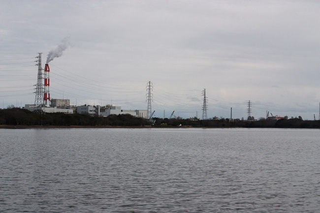 神栖市の神之池に、シノリガモが飛来しているとの情報があり、カメラを担いで出かけてきました。<br /><br />表紙写真は、神之池から対岸の鹿島臨海工業地帯を望む。<br /><br /><br />※ 2014.12.31 位置情報修正