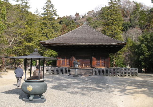 地元の安全祈願一泊二日バス旅行に初めて参加しました。<br />一日目　<br />龍ヶ崎のカガミクリスタル見学、大洗磯前神社で安全祈願し白鳥の飛来地　古徳沼　で白鳥などの水鳥を見学し宿泊先の母畑温泉　八幡屋　にて宿泊<br />二日目<br />国宝の白水阿弥陀堂を訪ね、名物薄皮饅頭の柏屋に立ち寄り休憩。塩屋埼の灯台の下で美空ひばりの記念碑を見学、昼食後　大津港で海産物の土産を買って帰路に付きました。