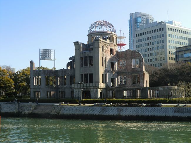 2日目は平和記念公園に行きました。<br /><br />教科書でしか知らなかった原爆について<br />実際その遺品や当時のボロボロになった建物の壁など<br />写真じゃなく自分の目で実物を見ると<br />改めて戦争の恐怖を知ることができて<br />学生時代に行く機会があったら良かったのにと思ったので<br />今の学生にも是非訪れて欲しいと思いました。<br />