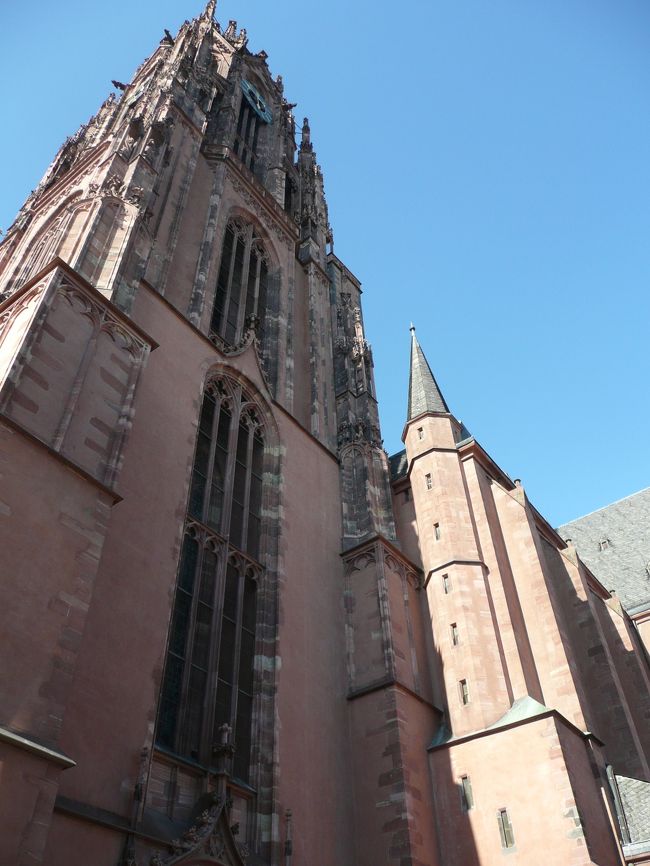 prt104高さ95ｍ覆い被さるようなフランクフルトの大聖堂 in フランクフルト