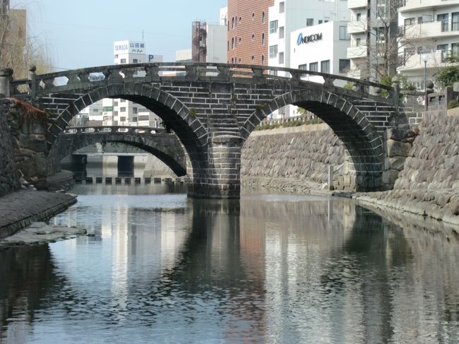 　おやじ達は龍馬通りを下り、中島川の「おおいで橋」に着きました。<br />現在、長崎市市街地を流れる中島川には、この「おおいで橋」から出島（西方面）に１８の橋が架かっており、<br />中でも、ここから７つ目に日本最古の石造りアーチ橋で有名な「眼鏡橋」があります。<br /><br />　眼鏡橋は１６３４年（寛永１１年）中島川に最初の石橋が架けられて以来、川面に映った姿が「メガネ」の様に見えることから１８８２年（明治１５年）正式に「眼鏡橋」と命名され、１９６０年に国の重要文化財に指定されたとのことです。<br /><br /><br />　そして、すぐ近くの中島公園に龍に乗った子供たちの像「水害復興と友好の記念碑」がありました。<br />　１９８２年（昭和５７年）７月２３日から２４日未明にかけて長崎方面に集中豪雨があり、１時間に１８７ｍｍの雨量を観測（現在でも日本最高記録）、死者・行方不明２５２人といった大災害で「眼鏡橋」も半壊したとのことです。（翌年の秋に復元）<br /><br /><br />　それから、眼鏡橋付近の川沿いに屋台のアイス売り（チリン・チリンアイス）のおばさん（おやじ達よりもひとまわり上）が居て買うことにしました。　<br />　すると、おばさんはシャーベット風のアイスを手間をかけて「バラの花」に似せて作り始めたとおもったらすぐに完成。　おやじ達はその手早さにびっくり、値段を聞いて又、びっくり、１つ１００円でした。<br /><br /><br />　そして、ここから歩いて１０分位でアーケード内にある「長崎まちなか龍馬館」に入りました。（３００円）<br />まずは、映像の部屋で「龍馬が愛した長崎の歴史と文化」を映像と音で体感。<br /><br />　それから、「再現・亀山社中」、ここでしか見れない本物の亀山社中の建物の写真・展示物・龍馬になったつもりで記念撮影ができる写真館、それと、係の人が付きっきりで説明を３０分ぐらいしていただき、そして　最後にお龍役を演じた「真木よう子写真展」などがあり大へん楽しめました。<br /><br />　そして、アーケードを出て思案橋にある、長崎カステラ本家「福砂屋」に到着。<br />実は、お土産のカステラをどこで買おうか迷っていると、昨夜の居酒屋の係の人も、今朝乗ったタクシーの運転手さんも地元の人は「福砂屋」が多いですよと言われ買いに来ました。<br />　（シットリしていて底に程良くザラメが付いており本当に美味しかった。）<br /><br />　　　　　　　　　　　　　　　　　　　　　　　　　　　　　　　　　　　　　　　　　　　　　　　　　　　　　　　　　　次に続く<br /><br />　<br /><br />　<br /><br />　<br /><br />　<br /><br /><br /><br /><br /><br />　<br /><br />　<br /><br /><br /><br /><br />　　<br /><br />　<br /><br />