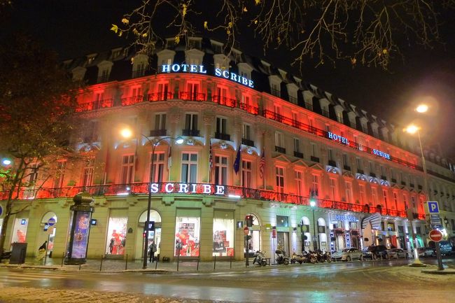 [フランス・パリ] ホテル「スクリーブ」滞在記です。<br /><br />2010年12月に５泊しました。<br /><br />ホテルの場所は、オペラ座から徒歩2分ほど。<br />ギャラリーラファイエットへもわずか5分。<br />ルーブル美術館へもメトロで２駅、歩けば20〜30分ぐらいかな？<br />立地の良さはもう抜群！<br />パリのど真ん中にあるので、街歩きや買い物で疲れてもすぐに戻って休めたので、本当にこのホテルに泊まって良かったです。<br /><br />お部屋は結構広くベッドも寝心地バッチリ。<br />大通りに面していましたが、防音は完璧！<br />バスールームはシャワーブースが別になっており、広さも十分でした。<br />アメニティはエルメス♪<br />毎日たくさん追加してもらえて一財産出来ました！<br /><br />朝食は種類が豊富で、もちろんクロワッサンが最高にうまい！<br />ただ毎日同じ内容だったので、５泊するとさすがにちょっと飽きてしまいました。<br /><br />ホテル2FにあるSPAでは宿泊者は無料でジャグジーとサウナが利用出来るそうです。<br /><br />ホテル1Ｆのサロン・ド・テ「メゾン・ドゥ・テ アン・テ・リュ・スクリーブ」ではおいしい紅茶とケーキを優雅な雰囲気で楽しめます。<br />日本人スタッフがいるので、おすすめのケーキを紹介してもらえます。<br />ここのパディシエはムースがとっても得意だそうで、おすすめを食べてみましたが、すっご〜くおいしい〜♪<br />またパリに来ることがあれば、買い物疲れをここで癒そうかと思います。<br />