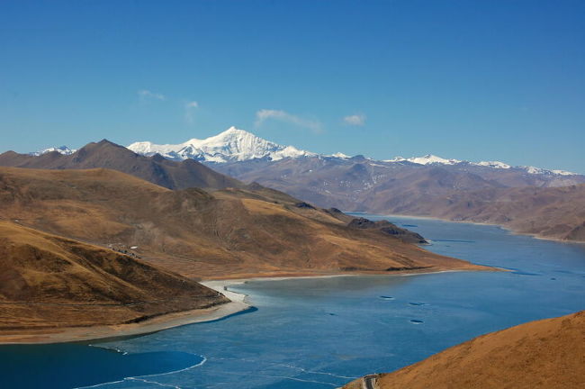 ラサより　車で2時間ほど行くとある　チベット三大聖湖　ヤムドゥク湖<br />