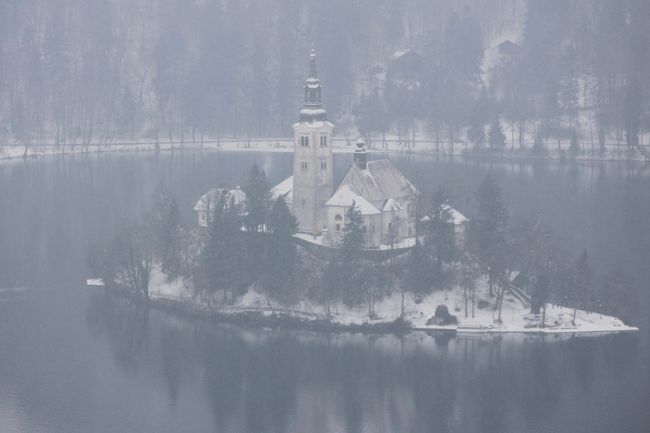 スロベニアにあるブレッド湖周辺の風景です。<br />緯度の高さと山間にあるのとで、雪景色でした。この時期は観光客も私たちのツアー以外に見当たらず、貸切状態。緑の時期も素敵だと思いますが、混雑していなくて冬もいいですね。