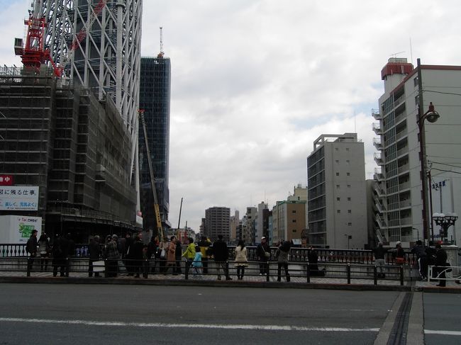 一ヶ月前に京成橋から見るを発表しましたが、<br />今回は、東武橋から見るをお届けします。<br />京成橋から、業平橋駅方向へ十間川沿いに歩きながら<br />行く着く先がここ東武橋です。まさに観光スポットのメッカです。<br /><br />前回と同じように<br />「近隣の皆様へ」に掲載される工事工程のお知らせを参考にまとめてみました。<br />今回は、具体的なお知らせを載せてみました。<br />お楽しみ下さいませ。<br />ご来場ありがとうございました。<br />
