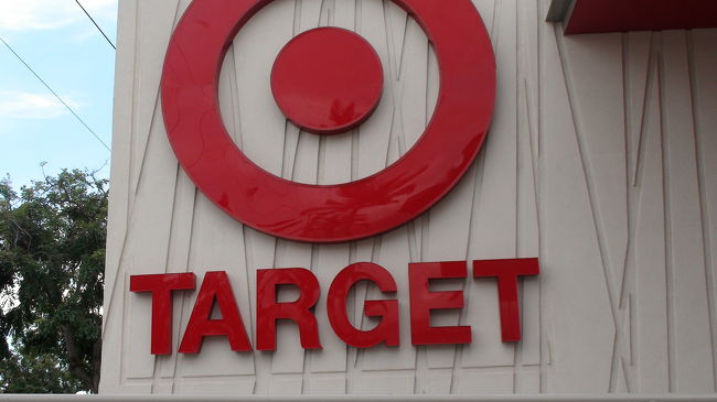 ※抜粋※<br />アメリカの大手量販店チェーン「ターゲット」がついにハワイに上陸、3月4日(水)の午前8時にオープンしました。本格的なグランドオープンは3月8日(日)の朝に行われます<br /><br /><br />とのこと。<br /><br />ということでいざターゲットをターゲット。(さむっ。)
