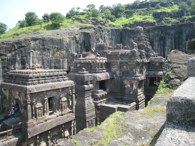 美しい響きの遺跡の名前。<br /><br />そんな、響きと裏腹に世界最大級の、石窟寺院カイラーサナータがそこに。<br />一世紀以上を要して作られた壮大さと、人間の偉業に言葉を失う・・。