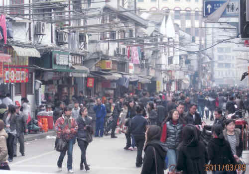 七浦路服飾市場探索したら、すぐ裏通りの江西北路へ。呉江路なき今、上海の小吃天国は江西北路を残すのみと成りました。麻辣湯、酸辣湯、包子、串焼き、ケバブバーガー、生煎、臭豆腐、タピオカミルクなどなど、小吃店が両側ズラーッと並んでます！呉江路より規模が大きな小吃ストリートがこんなところに残っています。歩くだけでもワクワクします。ほんとにオススメなので是非行って下さい。<br />
