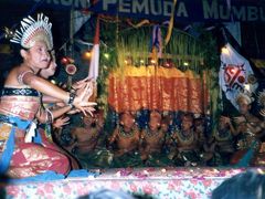 バリ島（３）　ヌサドゥア見学の帰り道で村祭に遭遇