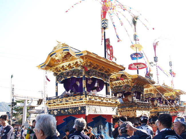 　三谷祭（みやまつり）は愛知県蒲郡市三谷町に鎮座する八劔神社と若宮神社の例大祭である。元禄時代から受け継がれ、300年の伝統がある。10月下旬の土日に行われている。4台の山車（やま）を海に曳き込む「海中渡御」が呼び物の祭りである。神輿を海中渡御する祭は、近在では鎌倉から湘南にかけて行われているが、山車の海中渡御は珍しく、それでも愛知県には他にもあるようだ。<br />　三谷の山車の特徴には山車柱がある。10m以上の高さがあり、海中渡御の姿で映える。また、車輪もコロと呼ばれる幅広の松材の輪切りが使用され、海中でも円滑に進むことが出来るようになっている。山車は大幕（化粧幕），高欄掛（水引幕），下幕（道中幕），内陣幕で飾られ、「道中用」「海中渡御用」「正装用」などと使い分けられる。<br />　三谷祭公式ホームページが開設されたのが今年の1月のことである。したがって、「三河の山車館」に三谷祭があるからこれを見てでかけた。堤防の階段に腰を下ろし、見学することにした。隣に小学生が座った。1人で見に来ているが、地元だそうだ。校長先生のお祖父さんが夢枕に現れて海中渡御を行うようになったと児童に話しているようだ。もし、そうだとすると明治か大正あたりのことになろうか。海中渡御は「古くから」行われていたが、「三谷港埋め立てにより昭和35年（1960年）から姿を消していたが、平成8年（1996年）に三谷祭300年を契機に復活した。」とある。Webで調べても海中渡御が何時頃から行われるようになったのかは分からなかった。<br />双眼鏡を持っていったのでこの子や周りにいた子供たちに貸した。迫力ある海中渡御が見られ、皆が驚いていた。愛知県の祭といっても東京近郊の大きな祭ほどの見物客が訪れ、混雑していた。三谷祭は天下の奇祭として、祭の多い愛知県でもとりわけ人気があることが実感できた。<br />（表紙写真は八剱神社前に並んだ4台の山車（やま））