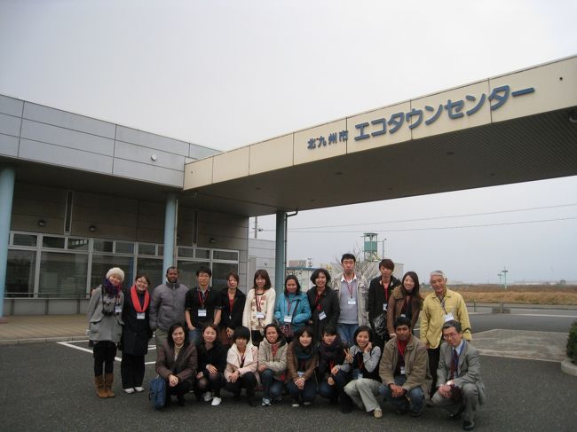 2011年3月15日、留学生２０名とスタッフ６名で自動車・環境・リサイクル産業見学会にトヨタ宮田工場、北九州エコタウンに行ってきました。<br />残念ながらトヨタ工場は東北関東大地震の影響で操業していませんでしたが、展示室や研修室でビデオを見ながら解説を聞きました。若松にある北九州エコタウンでは先ずセンターでリサイクル等の仕組みについて解説を受けた後、自動車のリサイクル工場とペットボトル等の回収・リサイクル工場を観てきました。<br />