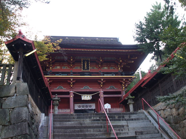 　岡崎市に鎮座する六所神社は松平氏（徳川氏）発祥の地である松平郷（現 豊田市松平町）にある六所神社より祭神の勧請を受けて創建したものである。徳川家康の産土神として江戸幕府の厚い保護を受けた。松平郷の六所神社は、鹽竈六所明神より勧請を受けたもので、猿田彦神と事勝国勝長狭神（ことかつくにかつながさのかみ）の2柱を祀っていた。事勝国勝長狭神は塩土老翁神の別名という。岡崎の六所神社の祭神は猿田彦命、塩土老翁命、事勝国勝長狭命である。猿田彦神と事勝国勝長狭神が2柱に分かれている。鹽竈神社の祭神は塩土老翁神（しおつちおじのかみ）、武甕槌神（鹿島神）、経津主神（香取神）の3柱である。鹽竈六所明神は鹽竈神社の古名とされ、製塩の神を祀るお釜神社が太古からの神であろう。大和朝廷により武甕槌神と経津主神が加えられて鹽竈神社が創建されるときに塩土老翁神とされたのであろう。<br />　徳川家康公の産土神として代々崇敬が厚く、慶長7年（1602年）に家康公が社殿の造営を行い、その後も寛永11年（1634年）から寛永13年（1636年）にかけて、三代将軍・家光、四代将軍・家綱により、社殿の改築や修復が行われ本殿・幣殿、拝殿、楼門、神供所が重要文化財になっている。<br />　神社には母と息子さんがおり、塩竃の神様を祀る六所神社が海から遠い岡崎の地にあることを質問してみた。また、日光東照宮の宮司が塩竃神社の宮司に栄転していることを話題にすると、神社庁の人事で栄転したのだそうだが、体調を崩して最近辞められたばかりだと言っていた。てっきり、塩竃神社−六所神社−日光東照宮は一連の結び付きがある神社で異動があるのだと思い込んでいたが、単なる誤解であった。<br />（表紙写真は岡崎六所神社楼門）