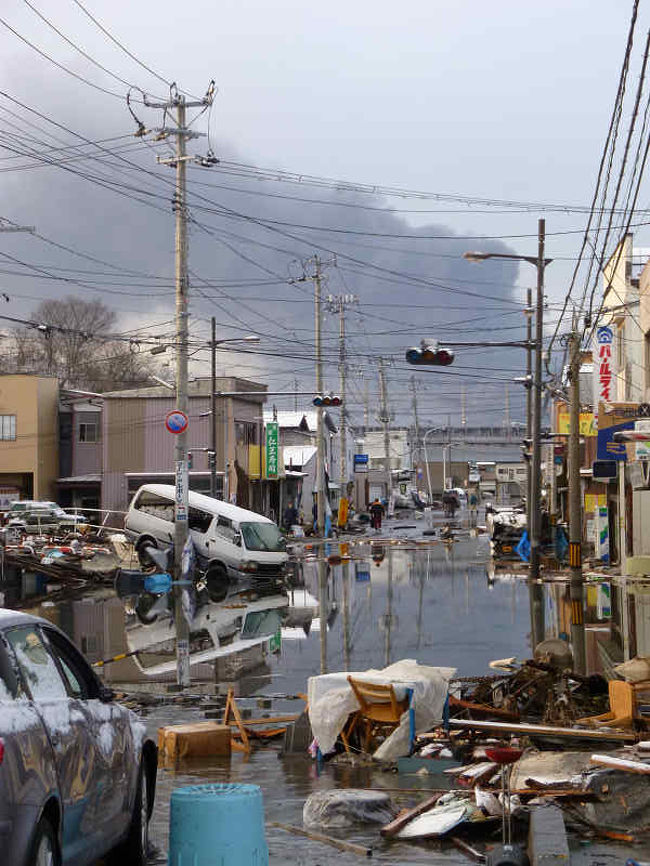 東日本大震災<br />3月11日2時45分頃大地震<br /><br />sintabiは津波災害は高台に住んでたのでなんとか無事でした。<br />しかし、sintabiが海岸沿い地域の大津波による現状をこの目で見たのは翌日の朝の事です、（地震と同時に停電の為）<br />このもの凄い惨状は夢であってほしいと願わずに居られません・・・が・・悔しいけれど現実なのでした。<br /><br />謹んで大地震・津波災害のお見舞いを申し上げますm(__)m<br /><br />「楽しい旅の思い出」を皆様と共に共用する「ここ４トラさん」にまさかこんな画像を貼るとは予想をもしてませんでした」果たしてこんな画像を貼って良いのだろうかと疑問である。<br /><br />　