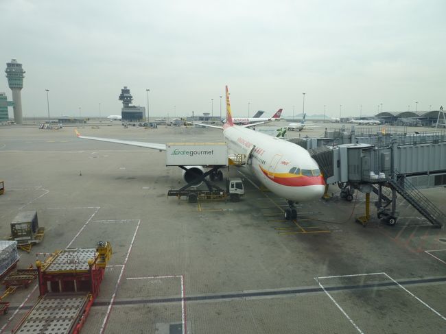 恒例の年1回の社員旅行。毎回関西空港利用ですが、今回は成田空港発着プラン。こちらの方が選択肢が豊富。<br /><br />今回は年明けすぐ受付のＨＩＳ、先着100名の初夢フェアの格安旅行を利用して２班に別れ香港・マカオの旅に。<br /><br />第１班　３/７〜３/１０<br />第２班　３/１４〜３/１７<br /><br />成田発　香港航空利用　香港2泊　マカオ1泊　全食事、観光付の行程44800円　激安！！　<br /><br />宿泊は　香港　　ハーバープラザ8ディグリーズ、マカオ　ヴェネチアンマカオ<br /><br />『今回の旅行記の作成に当たり、ちょっと言わせて！！』<br /><br />私たちは第２班。<br />３月１１日の東北地方太平洋沖地震が起こった直後の出発。<br /><br />某地方都市在住の私たちの地域に被害はありませんでしたが、関東在住の子供たちは、それぞれ大変な危機に遭遇しました。<br />同じ日本人として、このような時に旅行に行く気持ちになれず、会社の慰安旅行ではありますが、キャンセルを試みました。<br />しかし、飛行機が予定通りならツアーは催行され、参加しないなら、キャンセル料は全額に近いと言われました。<br />震災の影響で、飛行機の国内線、新幹線を含むＪＲ・私鉄各路線が運転を見合わせている状態で、地方から成田空港へ向かうのは困難。<br />スーツケースの宅配業者からは、引き取り配送キャンセルの連絡がありました。<br />前日まで、Ｈ○○の担当者に掛け合いましたが、回答は同じでした。<br /><br />予定より早い時間の新幹線も２時間遅れで東京着。<br />ＪＲ，私鉄共に成田方面は運休。<br />バス、タクシー、バスと乗り継いでようやく成田に到着しましたが、心のモヤモヤが残るままの出発となりました。<br /><br />現地で同じＨ○○ツアーに参加された方々のお話から、皆さんはツアー参加の意思を確認されたことを知りました。<br />非常事態なので、参加しなくてもキャンセル料は発生しないと言われ、とても丁寧な対応だったという同じ内容のお話でした。<br />現地のツアーガイドさんからも、７〜８割りの人がキャンセルしたのに、よく来たね〜と言われました。<br /><br />『え？？』<br />これって、同じＨ○○の全く同じツアーなのにどうして？？<br />申し込み先の営業所で、こんなに対応の違いがあっていいの？？<br /><br />毎年一回の慰安旅行を楽しみにして、毎月積み立てをしていますが、社員一同モラルある人間です。非常を押して罪悪感を持って出かけるよりも、ふさわしい時期がきっとあったはず・・<br /><br />じゃあ、なんで旅行記アップしとんねん！？<br />ってことになりますが、団体行動ですし、大人ですから、参加したからには『旅行』です。<br />ちょっと悩みましたが、事実と記録として残したいと思いました。<br /><br />でも、行程をこなしただけで、最後まで後ろ髪を引かれるモノになりました。<br />今も心のモヤモヤと罪悪感は消えません。<br /><br /><br /><br /><br /><br /><br /><br /><br />