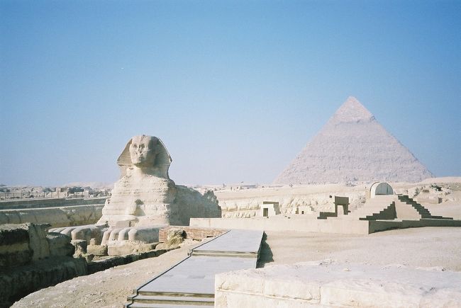 なぜか幼稚園の時から、エジプトへ行くことが夢でした。<br />子供の頃に何かに影響されたと思いますが、<br />その何かは全く思い出せません。とにかく夢でした。<br /><br />そこで、カイロ、ルクソールへ行きました。<br />実際に自分の夢に合ったすばらしい場所でした。<br /><br />特に好きな場所はルクソール西岸です。<br />太古の昔の空気を感じるには自分にはピッタリな場所でした。<br />そこをゆっくりと自転車で回りました。<br /><br />いつかもう一度、エジプトへ行きたいです。<br />その時は砂漠とアブシンベルをゆっくりと回りたいです。<br /><br />ただ、エジプトは客引きがしつこいですので、<br />もう少しゆっくり見れたらな～と願います。<br /><br /><br />ホームページを作成しました。<br />宜しければご覧ください。<br /><br />■遺跡好き40代の海外旅行記<br />http://hide102.sakura.ne.jp/<br /><br />■40代個人　スマホアプリ開発<br />http://www7b.biglobe.ne.jp/~hide102/