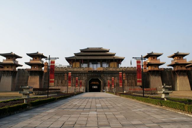 清明上河図の次は更に時代は溯って紀元前。<br />戦国七雄のうち他の6国を各個撃破して統一した「秦」が渭水の西岸、咸陽の地に造った宮殿<br />その名も秦王宮。<br />陳凱歌の映画『始皇帝暗殺』のセットをそのまま残して公開しているという。<br />「始皇帝暗殺」って厳密に言うと変だよね。<br />刺客の荊軻が『風蕭蕭兮易水寒 壮士一去兮不復還』と詠って、秦王政を暗殺しようとしたのは、<br />政が始皇帝になる7年も前だから…
