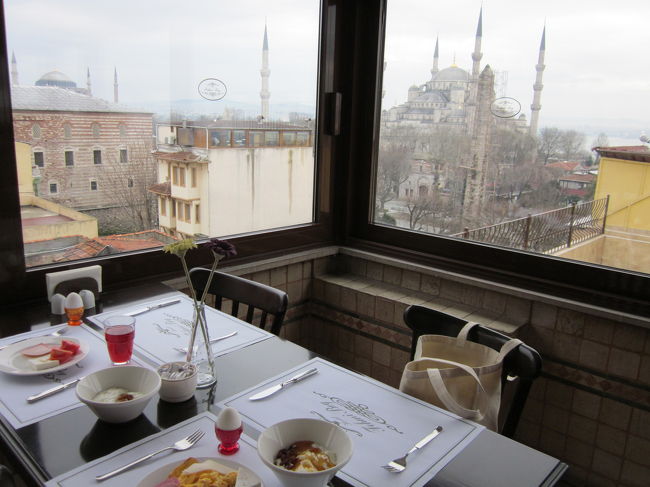 長い間ずっーと行きたかったトルコにやっと行ってきました。<br />食べ歩きの旅のつもりではなかったけど、結果的に沢山食べ物の写真が。。色々あるので、レストラン編・つまみ食い編・お土産編に分けてみました。<br /><br /><br />＜個人的な食べ物ランキング＞<br />①トプカプ宮殿内のレストラン「コンヤル」で食べたケバブ。<br />ラム肉の薄切り。値段も他の場所で食べたケバブと比べて高かったが、お味も良かった。<br /><br />②ピラフ類<br />ケバブに添えてあったり、野菜の中に詰めてあったり(ドルマ)、ムール貝に入っていたり。。味も様々、どれも日本人の口に合います♪<br /><br />③アプリコットのコンポート<br />フルーツのコンポートの中でもアプリコットとリンゴがお気に入りに。毎朝ヨーグルトに入れてました。<br /><br /><br />④ザクロジュース<br />冬はザクロの季節のようで、道端のジューススタンドで絞ってくれた。<br /><br />⑤バルブンヤのから揚げ<br />シーフードレストランで食べましたが、魚市場の食堂のようなところでも見かけた。食堂で食べたカタクチイワシのから揚げも美味しかった～♪<br /><br /><br />旅で参考にしたのは、主に下記の２サイト。<br />・All About<br />http://allabout.co.jp/gm/gt/953/<br /><br />・AB-ROAD<br />http://www.ab-road.net/CSP/GID/GID0411.jsp?guideId=00064