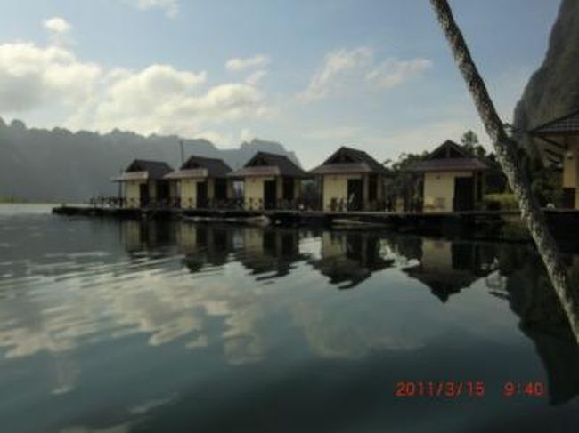 タイの桂林と呼ばれているカオソック国立公園に行ってきました。<br />公園内のラチャプラパ湖はダムでせきとめられてできた広大なダム湖で、複雑に入り組んだ多くの入り江でできた風光明媚な場所です。<br />朝時には霧が発生して実に幻想的な雰囲気を醸し出します。<br />桂林に行ったことがある人に言わせると、本家桂林よりずっと素晴らしいとのことです。